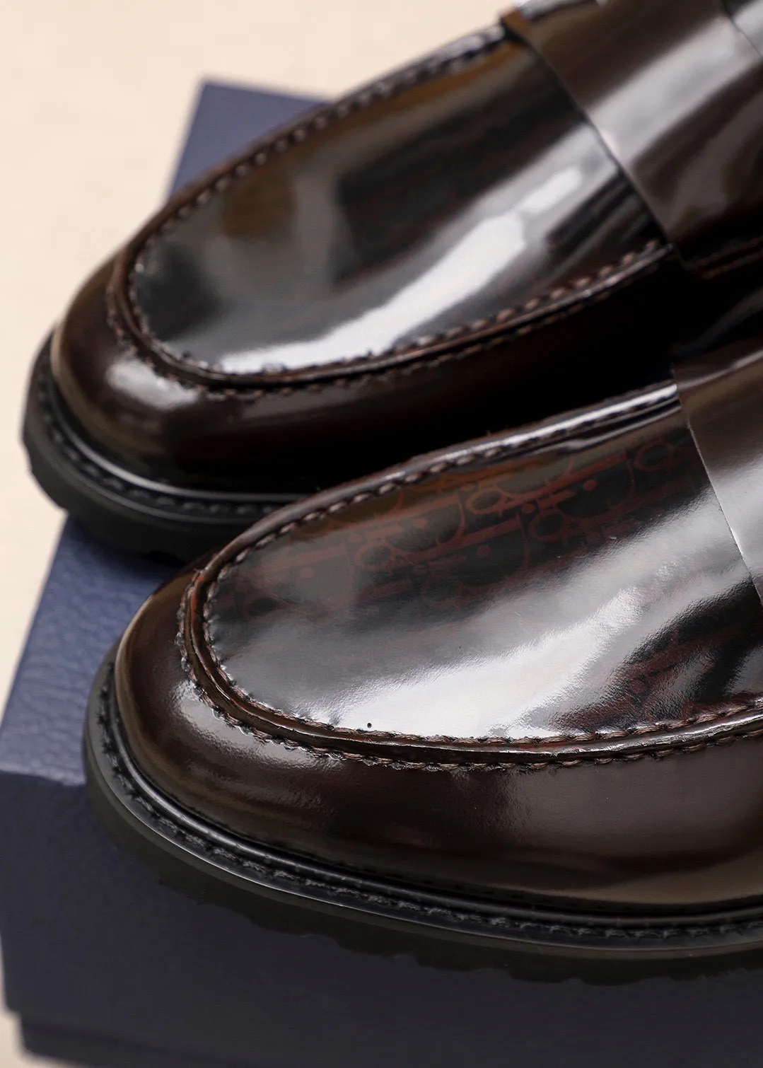 Men's shoes 💰460 💐 Product trademark: Dior "Dior" casual leather shoes Regular size: 39-44 (38.45🉑️customized) Product materials: Selected Italian imported first-layer open-edge beaded cowhide upper + classic hardware buckle, imported water-dyed cowhide lining. Strong three-dimensional visual effect, foam outsole Color: 2⃣️colors available